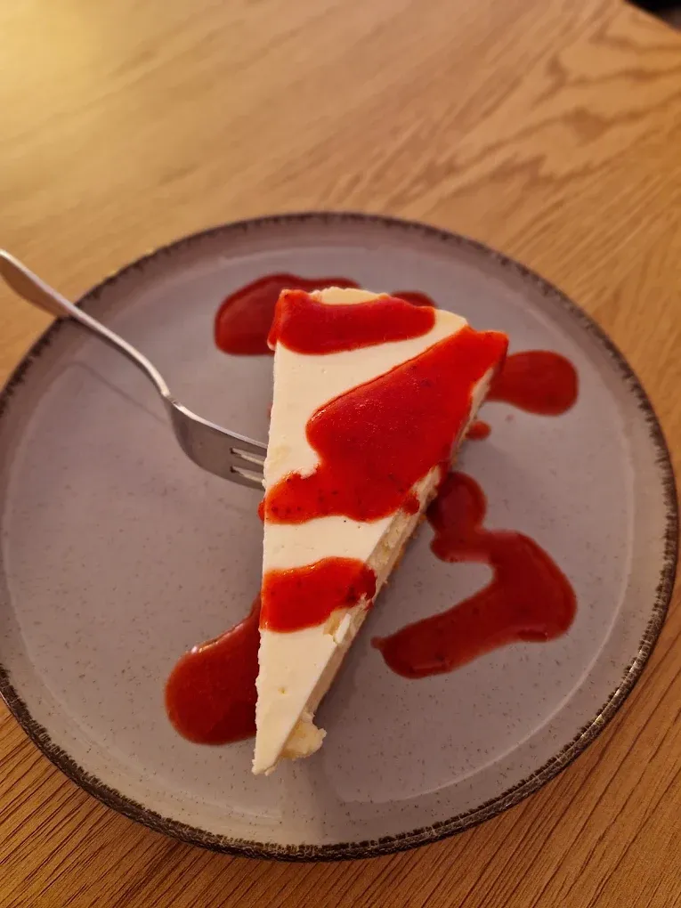 Ein Stück Cheesecake auf einem Teller