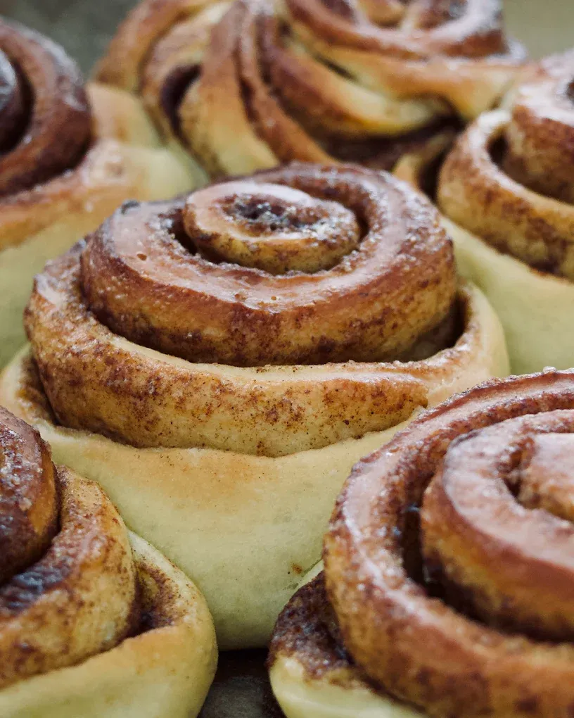 Frisch gebackene Zimtschnecken auf dem Blech